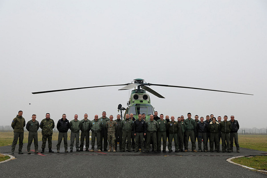 САРАЈЕВО, 12. ДЕЦЕМБРА /СРНА/ - Авијацијска јединица Еуфора, ваздушне снаге Оружаних снага БиХ и припадници Агенције за истраге и заштиту /Сипа/ БиХ извели су заједничку вјежбу у бази Бутмир у Сарајеву, у оквиру годишњег плана обуке.
