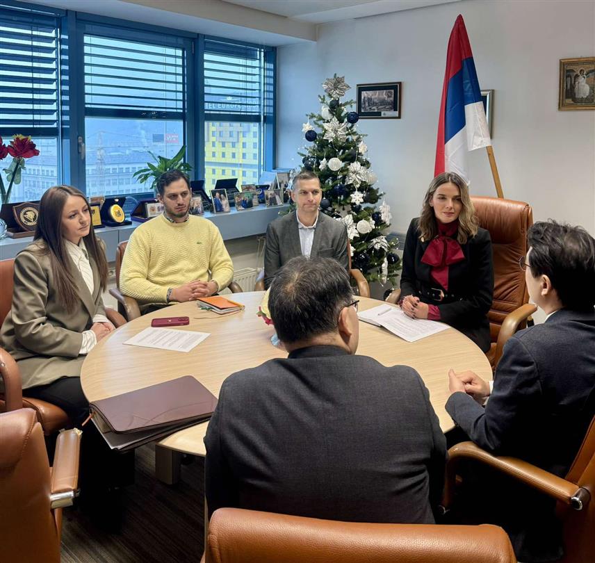 САРАЈЕВО, 12. ДЕЦЕМБРА /СРНА/ - Замјеник министра цивилних послова у Савјету министара Маријана Мојић на састанку у Сарајеву са амбасадором Јужне Кореје у БиХ Сеунгбухмом Лијем.