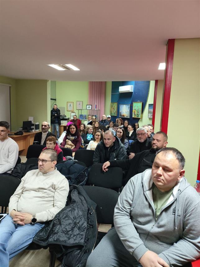 СРЕБРЕНИЦА, 12. ДЕЦЕМБРА /СРНА/ - Програм 7. просвјетно-културног збора "Стопама Луке Милованова Георгијевића" у Сребреници вечерас је завршен уручењем награда побједницима истоименог конкурса за поезију, причу, новинарски текст и ђачки литерарни рад, те промоцијом књиге "Дјеца коју није волио свијет" аутора Бојана Вегаре из Братунца.