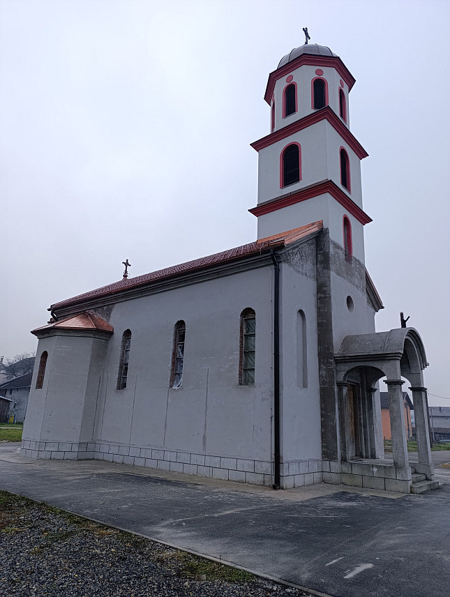 НОВИ ГРАД, 13. ДЕЦЕМБРА /СРНА/ - Спомен-храм Успења Пресвете Богородице у Пољавницама код Новог Града у наредним данима очекује постављање столарије.