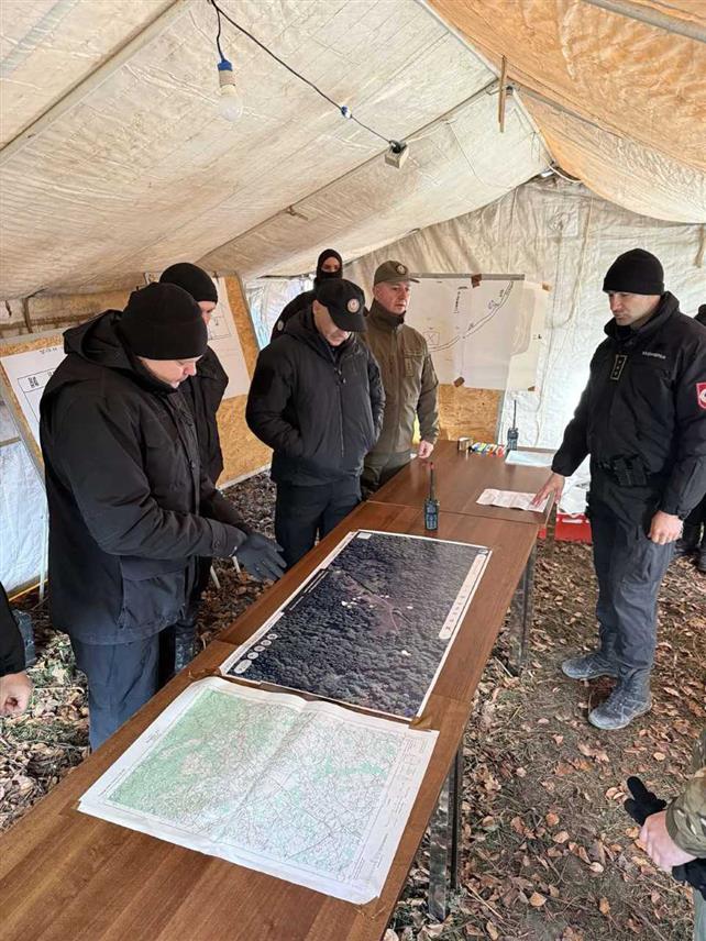 БАЊАЛУКА, 13. ДЕЦЕМБРА /СРНА/ - Министар унутрашњих послова Републике Српске Жељко Будимир и директор Полиције Српске Синиша Кострешевић посјетили су јутрос локацију на Козару на којој се одвија тактичка вјежба МУП-а "Талачка ситуација у руралном подручју".	

