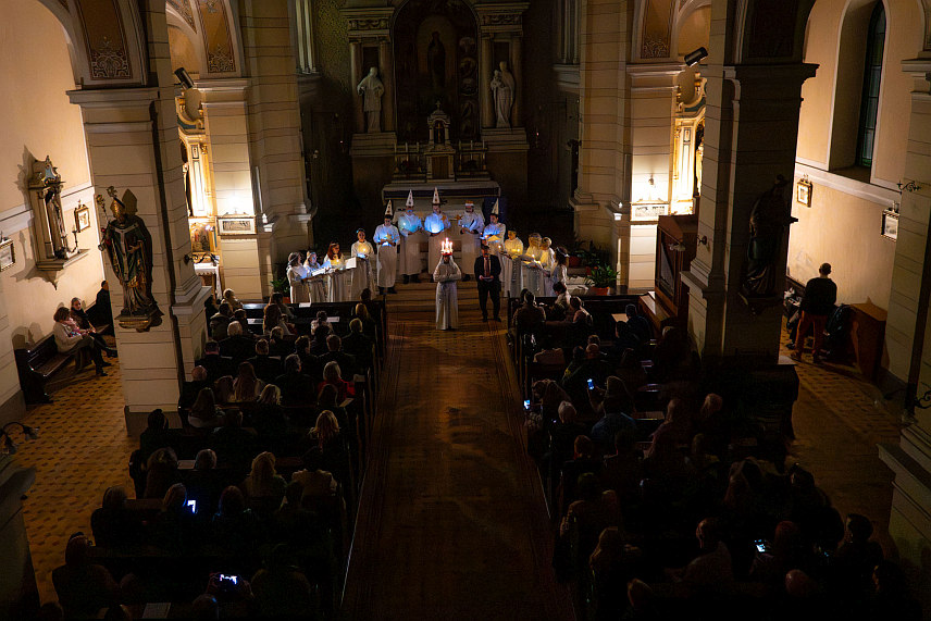 САРАЈЕВО, 13. ДЕЦЕМБРА /СРНА/ - Амбасада Шведске у БиХ организовала је у Сарајеву годишњу прославу "Свете Луције" која симболизује тријумф свјетлост над тамом, а с циљем промовисања шведске кутуре и одличних билатералних односа двије земље.