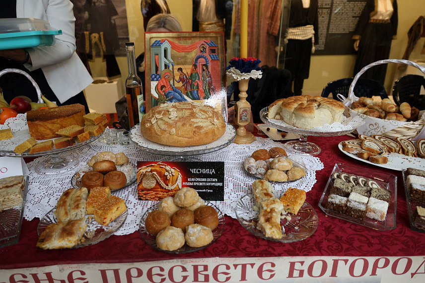 БАЊАЛУКА, 13. ДЕЦЕМБРА /СРНА/ - Фестивал божићног колача "Чесница" који се одржава у Музеју Републике Српске у Бањалуци с циљем промоције културног насљеђа бројних заједница и културних вриједности, окупио је 22 удружења./Фото Борислав Здриња/