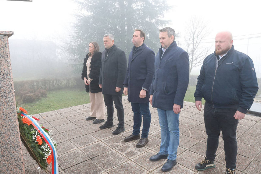 БАЊАЛУКА, 13. ДЕЦЕМБРА /СРНА/ - Предсједник Социјалистичке партије Српске Горан Селак положио је данас вијенац на споменик страдалим Србима у бањалучком насељу Дракулић, одајући пошту жртвама једног од најтежих злочина почињених над српским народом у Другом свјетском рату.