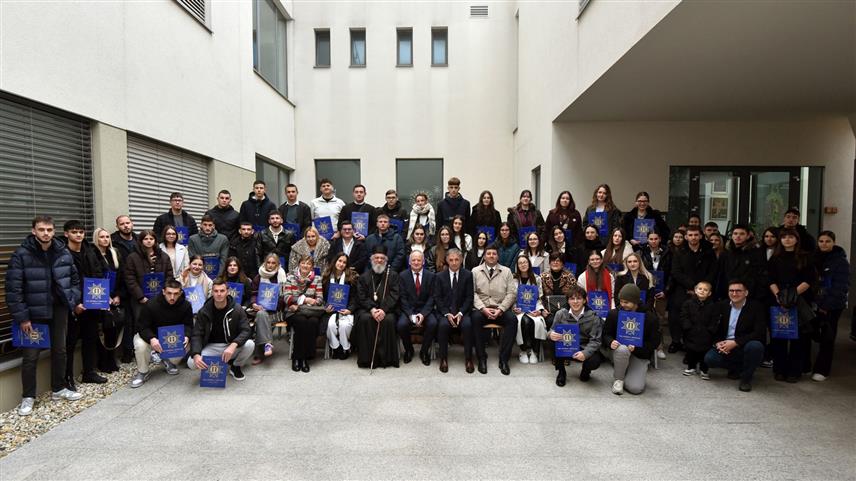 ЗАГРЕБ, 14. ДЕЦЕМБРА /СРНА/ - На 14. конгресу стипендиста Српског привредног друштва "Привредник" из Загреба додијељено је 135 стипендија ученицима и студентима из цијеле Хрватске, а један од највећих донатора је Његова светост патријарх српски Порфирије који је ових дана донирао 30.000 евра и већ више година уназад материјално помаже "Привредникове" фондове.