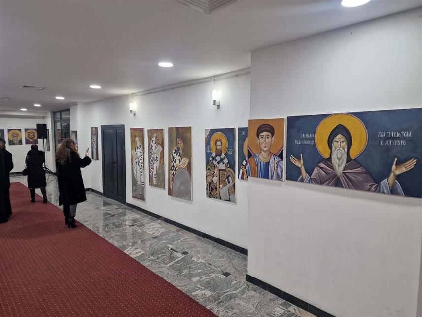 ИСТОЧНО САРАЈЕВО, 14. ДЕЦЕМБРА /СРНА/ – Поводом обиљежавања 850 година од рођења Светог Саве, вечерас је у Културном центру Источно Ново Сарајево отворена изложба радова полазника Школе иконописа при Православном центру за младе Митрополије дабробосанске "Свети Петар Сарајевски".