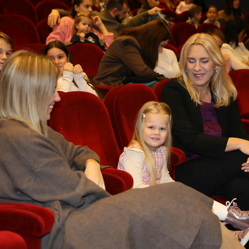 БАЊАЛУКА, 14. ДЕЦЕМБРА /СРНА/ - Свети Никола и луткарска представа "Пепељуга" вечерас су донијели много радости у Дјечије позориште Републике Српске у Бањалуци, рекла је српски члан Предсједништва БиХ Жељка Цвијановић.
