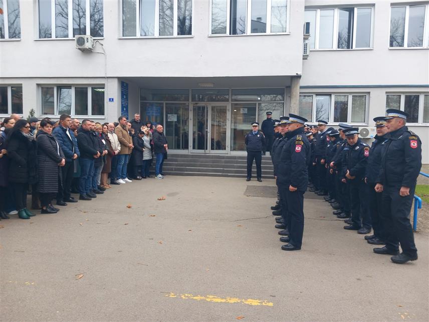 ПРИЈЕДОР, 15. ДЕЦЕМБРА /СРНА/ - Припадници Полицијске управе Приједор и свих полицијских станица у њеном саставу данас одају пошту убијеном начелнику приједорског Сектора криминалистичке полиције Раденку Башићу.