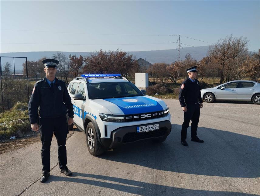 БИЛЕЋА, 15. ДЕЦЕМБРА /СРНА/ - Припадници Полицијске станице Билећа данас су у мјесту Језерине укљученим свјетлосним сигналима на возилима изразили поштовање према убијеном начелнику Сектора криминалистичке полиције Полицијске управе Приједор Раденка Башића, те указали на сложеност и ризике полицијског посла.