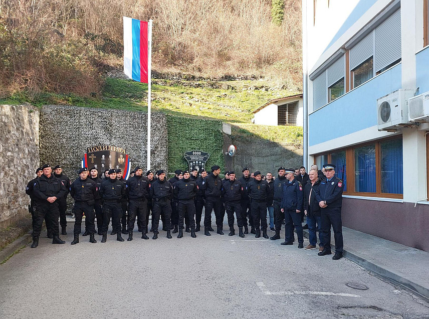 ЗВОРНИК, 15. ДЕЦЕМБРА /СРНА/ - Припадници Полицијске управе Зворник данас су на више локација на подручју града укљученим свјетлосним сигналима на возилима изразили поштовање према убијеном начелнику Сектора криминалистичке полиције Полицијске управе Приједор Раденка Башића, те указали на сложеност и ризике полицијског посла.
