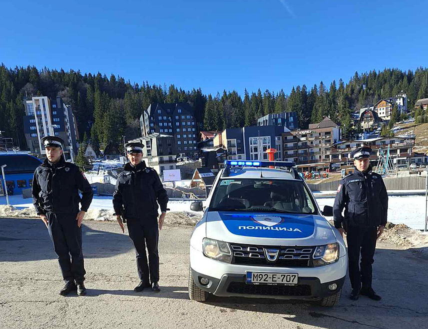 ИСТОЧНО САРАЈЕВО, 15. ДЕЦЕМБРА /СРНА/ - На подручју под контролом Полицијске управе Источно Сарајево полиција је зауставила службена возила и укључила свјетлосне уређаје, чекајући пресуду поводом убиства начелника приједорског Сектора криминалистичке полиције Раденка Башића. Патроле су се зауставиле у Источном Новом Сарајеву, Источној Илиџи, Сокоцу, Палама, Источном Старом Граду, Трнову, те на Јахорини.