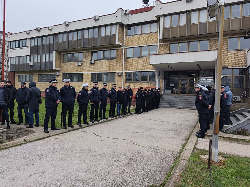 БИЈЕЉИНА, 15. ДЕЦЕМБРА /СРНА/ - Бијељински полицајци окупили су се данас на више локација у овом граду чекајући пресуду поводом убиства начелника приједорског Сектора криминалистичке полиције Раденка Башића.