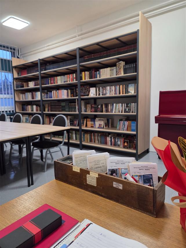 СРБАЦ, 15. ДЕЦЕМБРА /СРНА/ - Центар средњих школа "Петар Кочић" Србац богатији је за нови простор – читаоницу са библиотеком, која је отворена с циљем да се ученицима приближи читалачка култура.