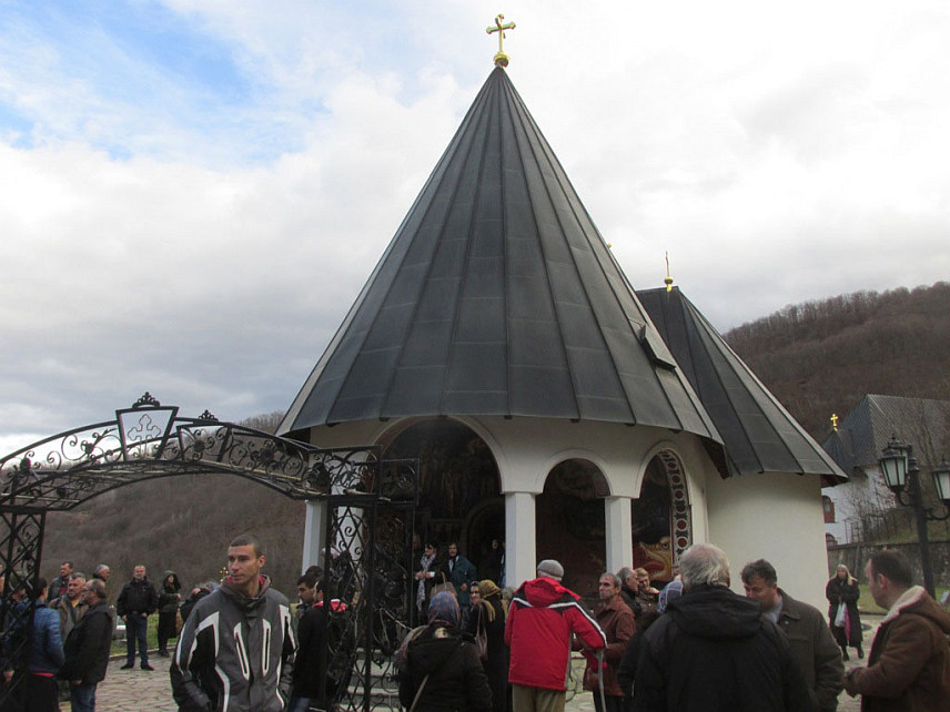 СРЕБРЕНИЦА, 15. ДЕЦЕМБРА /СРНА/ - Манастир Свете Тројице у Сасама код Сребренице прославио је данас ктиторску славу Светог цара Уроша Српског.