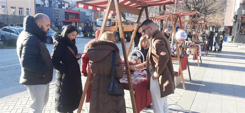 ФОЧА, 15. ДЕЦЕМБРА /СРНА/ - На фочанском Тргу краља Петра данас је отворен тродневни "Новогодишњи сајам креативаца" којим је почела традиционална манифестација "Зима у Фочи".