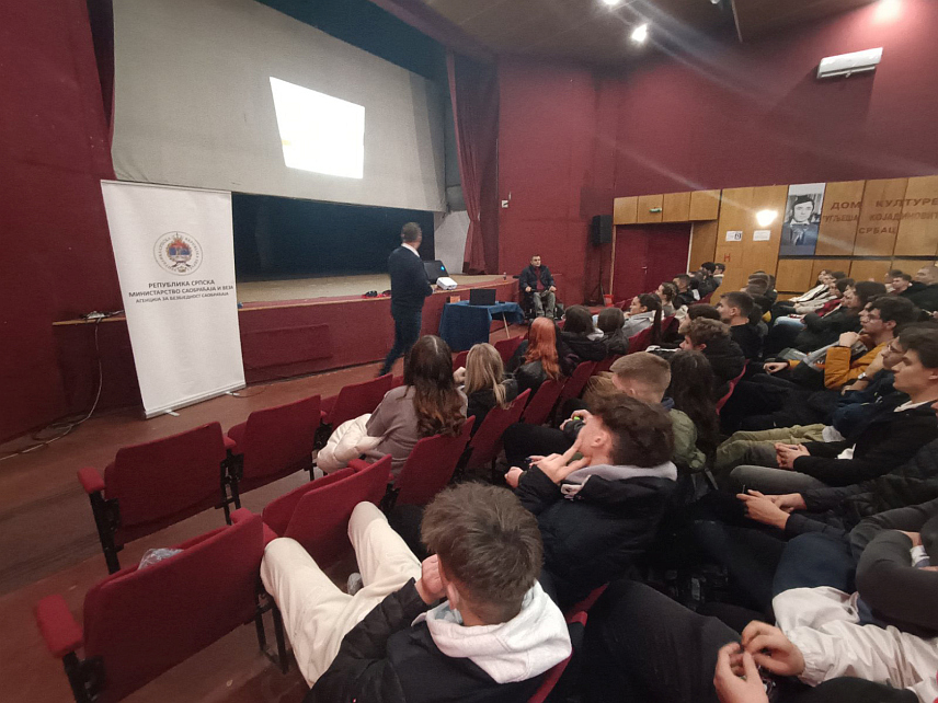 СРБАЦ, 15. ДЕЦЕМБРА /СРНА/ - Лица која су тек постала пунољетна једна су од најризичнијих група возача, истакнуто је на предавању за средњошколце о теми "Кад се живот преокрене", које је данас одржано у Дому културе "Угљеша Којадиновић" у Српцу.