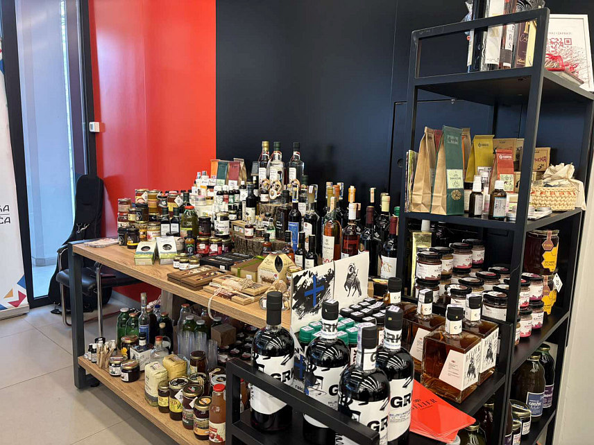 ПРИЈЕДОР, 15. ДЕЦЕМБРА /СРНА/ - У тржном центру "Патрија" у Приједору од данас до 11. јануара биће промовисани домаћи производи на штанду "Поткозарске куће".