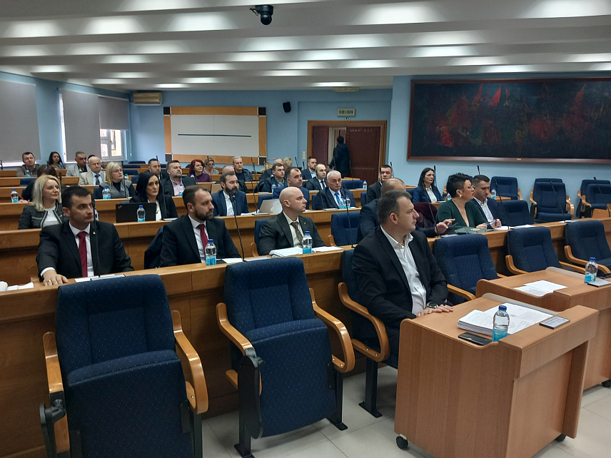 ПРИЈЕДОР, 15. ДЕЦЕМБРА /СРНА/ - Одборници Скупштине града Приједора усвојили су данас други ребаланс овогодишњег буџета у износу од 97,6 милиона КМ и буџет за идућу годину од 101.950.000 КМ.