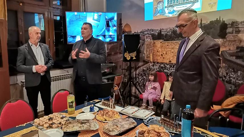 ДОБОЈ, 15. ДЕЦЕМБРА /СРНА/ - Јеврејска општина у Добоју организовала је вечерас прославу Хануке - јеврејског празника свјетлости, окупљања и борбе за слободу вјере.