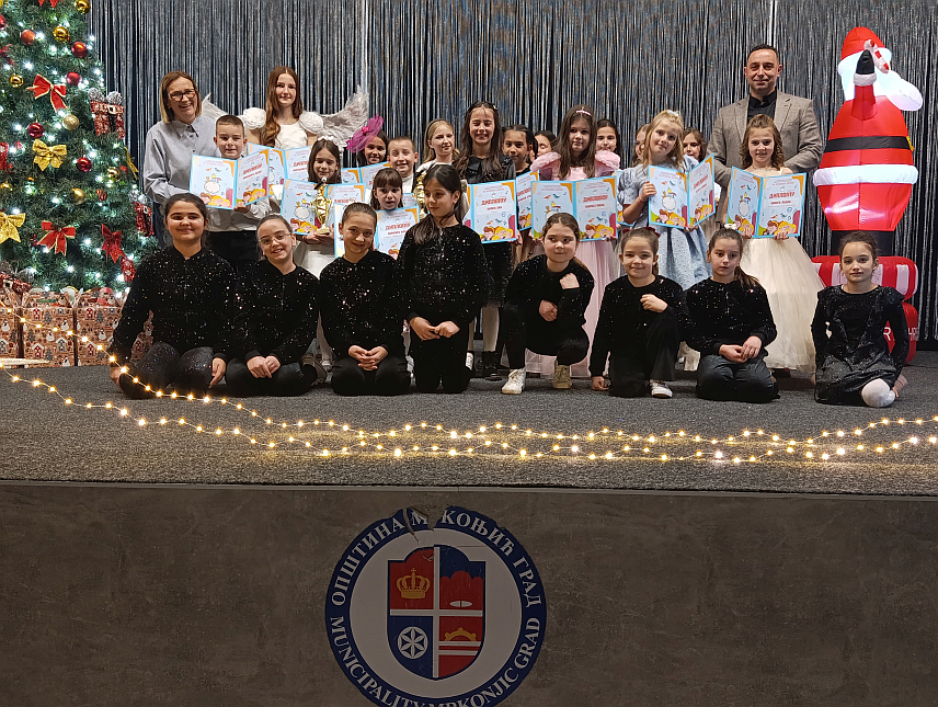 МРКОЊИЋ ГРАД, 15. ДЕЦЕМБРА /СРНА/ - Градски хор "Мали принц" вечерас је у Мркоњић Граду одржао Трећи дјечији фестивал "На крилима пјесме" на којем су се дјеца узраста од пет до 15 година публици представила кроз 12 композиција.