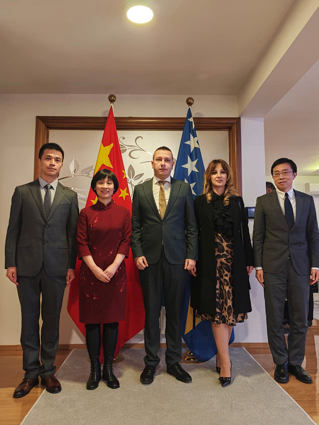 САРАЈЕВО, 15. ДЕЦЕМБРА /СРНА/ - Замјеник министра одбране у Савјету министара Александар Гогановић заједно са супругом и сарадницима, присуствовао је службеној вечери на позив амбасадора Кине у БиХ Ли Фан.