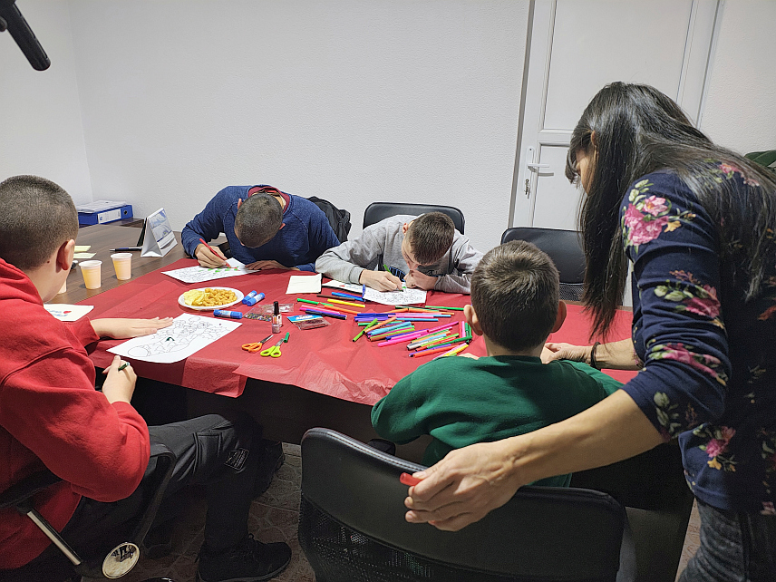 СОКОЛАЦ, 16. ДЕЦЕМБРА /СРНА/ - На Сокоцу је данас, у оквиру јубиларне 30. манифестације "Никољданске свечаности", организована креативна радионица за дјецу са посебним потребама са циљем да им се кроз игру, стваралаштво и дружење пружи осјећај солидарности и припадности.