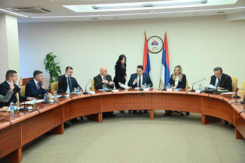 БАЊАЛУКА, 16. ДЕЦЕМБРА /СРНА/ - Одбор за уставна питања Народне скупштине Републике Српске утврдио је данас одговор Уставном суду БиХ у предмету који се односи на Захтјев за покретање поступка за оцјену уставности Закона о финансирању политичких организација.