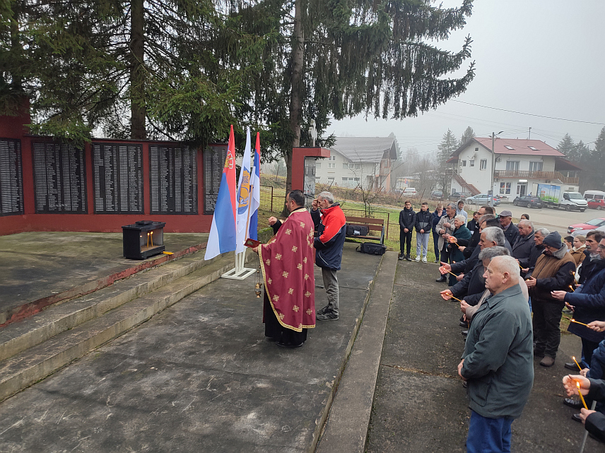 ГРАДИШКА, 16. ДЕЦЕМБРА /СРНА/ - Служењем парастоса и полагањем цвијећа на спомен-обиљежја жртвама фашистичког терора од 1941. до 1945. године, борцима НОР-а и погинулим борцима Одбрамбено-отаџбинског рата у Турјаку је обиљежен дан ове мјесне заједнице и 84 године од прве партизанске акције на подручју Градишке у Другом свјетском рату.