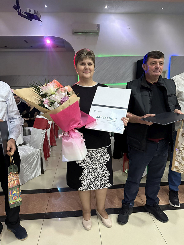 БРАТУНАЦ, 16. ДЕЦЕМБРА /СРНА/ - Иза Компаније "Технички ремонт Братунац" /ТРБ/ је још једна успјешна пословна година обиљежена стабилним развојем и остваривањем зацртаних циљева, истакнуто је на прослави поводом наступајуће Нове године, на прослави запосленима са најдужим радним стажом уручене су захвалнице и пригодни поклони.