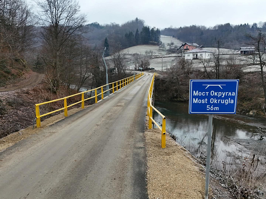 ТЕСЛИЋ, 16. ДЕЦЕМБРА /СРНА/ - У Теслићу је завршена реконструкција моста на локалитету Округла код Блатнице, чије радове су са 200.000 КМ суфинансирали Општинска управа и Развојни програм УН.