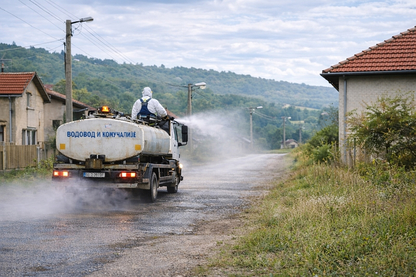 ЗВОРНИК, 16. ДЕЦЕМБРА /СРНА/ - Екипе зворничког предузеће "Водовод и комуналије" вечерас ће вршити дезинфекцију улица и прилаза домаћинствима у насељима Челопек и Тршић ради спречавања ширења вируса афричке куге свиња на зараженом подручју.