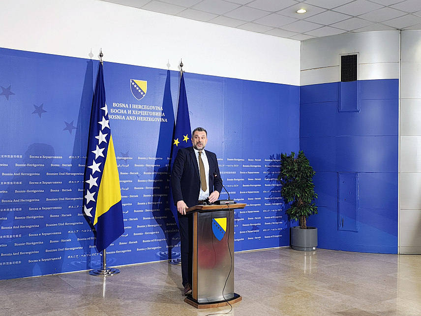 САРАЈЕВО, 16. ДЕЦЕМБРА /СРНА/ - Министар иностраних послова у Савјету министара Елмедин Конаковић рекао је данас да подржава министра спољне трговине и економских односа у Савјету министара Сташу Кошарца у свему што ради у интересу заштите БиХ када је ријеч о Трговској гори.