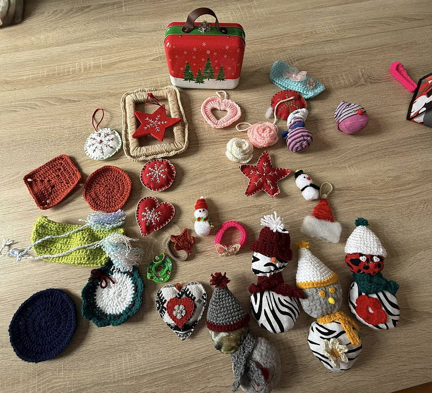 ШАМАЦ, 16. ДЕЦЕМБРА /СРНА/ - У Народној библиотеци Шамац вечерас је одржана радионица за дјецу "Мале руке, велика чаролија", на којој су учесници имали прилику да раде са концем, вуном, иглама и уче технике хеклања, те да направе своје украсе, букмаркере и ситне ручне радове.