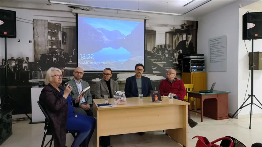 БЕОГРАД, 16. ДЕЦЕМБРА /СРНА/ - У Београду је вечерас представљена књига "Виртуелна ломача: Како друштвене мреже разарају јавну дебату?" професора Ђорђа Вуковића и амбасадора БиХ у Србији Александра Врањеша.