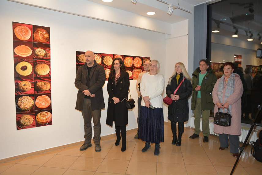 ПРИЈЕДОР, 16. ДЕЦЕМБРА /СРНА/ - У Галерији "Сретен Стојановић" у Приједору вечерас је отворена изложба фотографија "Обредни хљеб - тачка спајања", која је реализована у сарадњи са Канцеларијом за културну дипломатију из Београда.