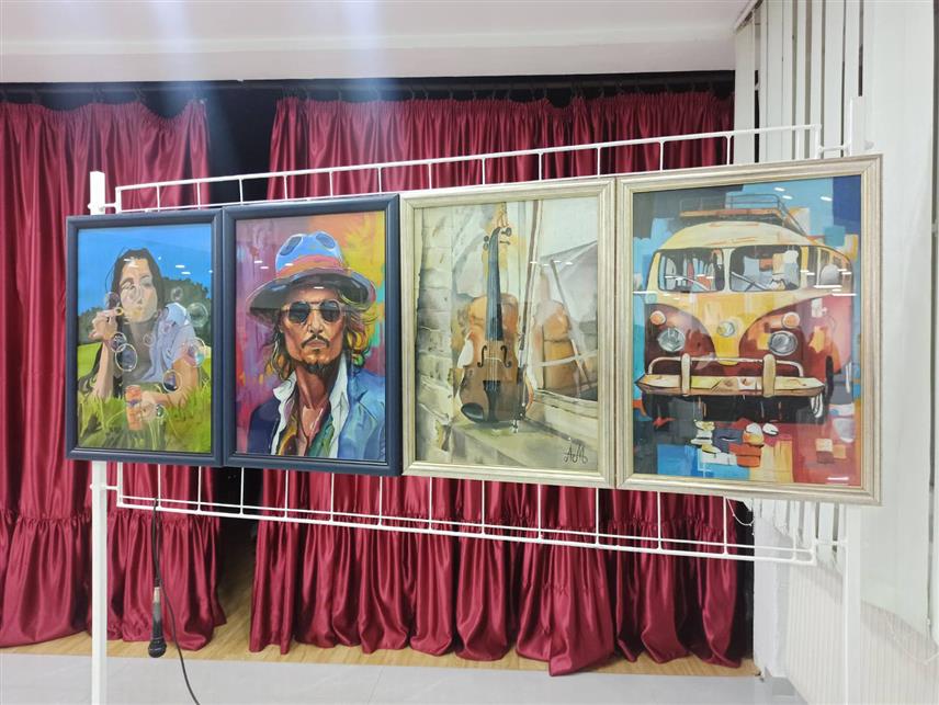 ЗВОРНИК, 16. ДЕЦЕМБРА /СРНА/ - Изложба слика учесника зворничке Сликарске радионице "Палета", на којој је постављено више од стотину радова, отворена је вечерас у Зворнику.