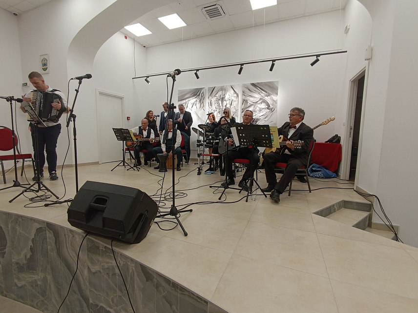 СРБАЦ, 17. ДЕЦЕМБРА /СРНА/ - Бањалучки ансамбл "Пријатељи са Врбаса" одржао је у Српцу концерт под називом "За душу, у добром друштву" који је био поклон општине суграђанима.