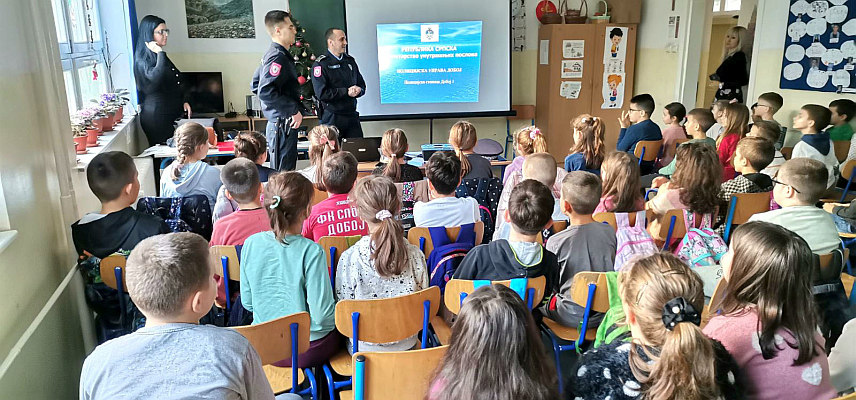 ДОБОЈ, 17. ДЕЦЕМБРА /СРНА/ - Полицијски службеници Полицијске станице Добој jедан данас су организовали предавање за ученике добојске Основне школе "Доситеј Обрадовић" о теми "Славимо одговорно".