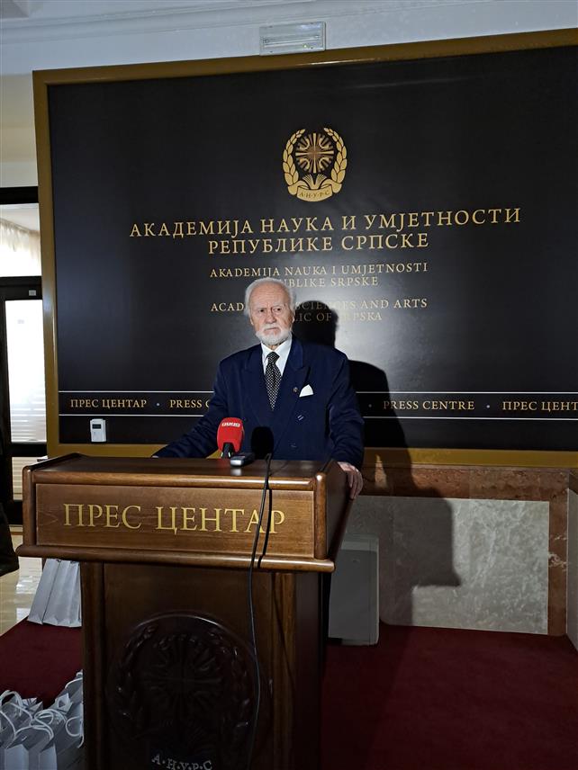 БАЊАЛУКА, 17. ДЕЦЕМБРА /СРНА/ - Академик Никола Поповић на конференцији за новинаре у Бањалуци уочи почетка научне трибине "80 година од краја Другог свјетског рата", у организацији Академије наука и умјетности Републике Српске /АНУРС/.