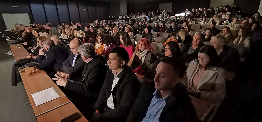 ДОБОЈ, 17. ДЕЦЕМБРА /СРНА/ - Гимназија "Јован Дучић" из Добоја данас је поводом 80 година рада организовала свечану академију на којој су промовисани успјеси и постигнућа ове образовне установе.