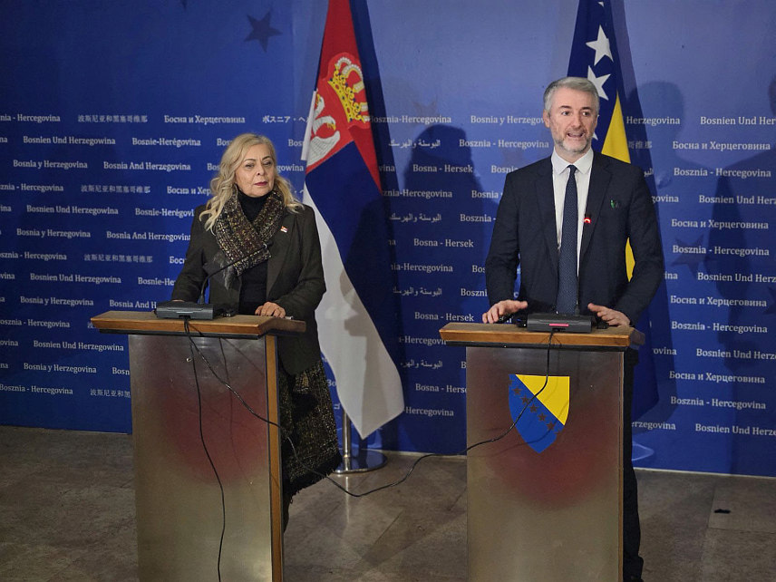 САРАЈЕВО, 17. ДЕЦЕМБРА /СРНА/ - Министар транспорта и комуникација у Савјету министара Един Форто и министар грађевинарства, саобраћаја и инфраструктуре Србије Александра Софронијевић на конференцији за новинаре у Сарајеву.