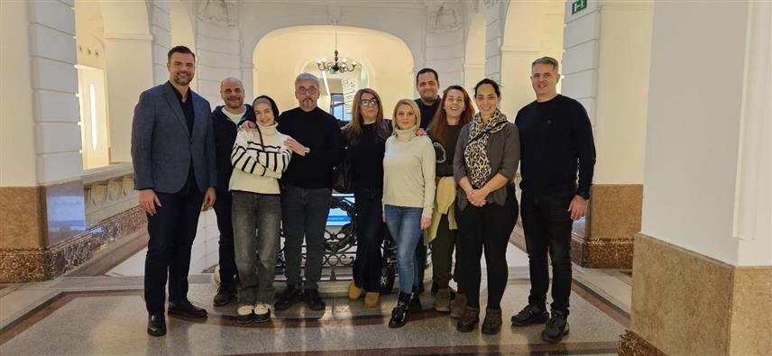 БЕЧ, 17. ДЕЦЕМБРА /СРНА/ - Публика у бечком театру "Акцент" била је одушевљена представом "Кућа" у извођењу глумаца Народног позоришта Републике Српске, које одржава континуитет сарадње и промовише домаће савремене умјетнике, изјавио је шеф Представништва Српске у Аустрији Младен Филиповић.