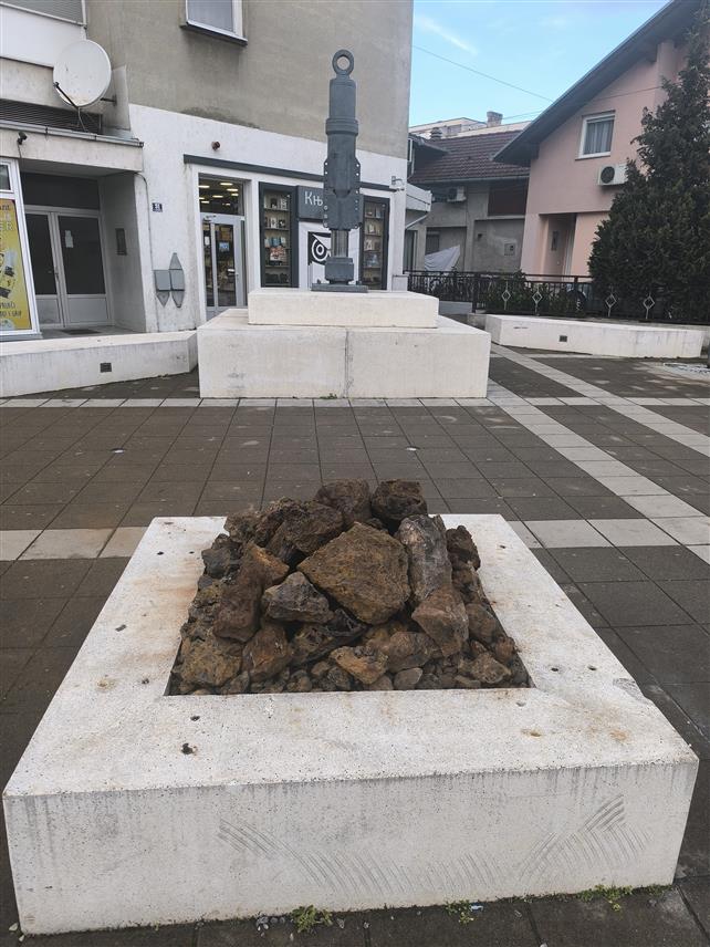 ПРИЈЕДОР, 17. ДЕЦЕМБРА /СРНА/ - У центру Приједора код челичне скулптуре "Синтагма" данас је на Дан рудара - Свете Варваре постављена инсталација аутора Владимира Кнежевића, која кроз три врсте руде представља дугогодишњу рударску традицију овог краја.