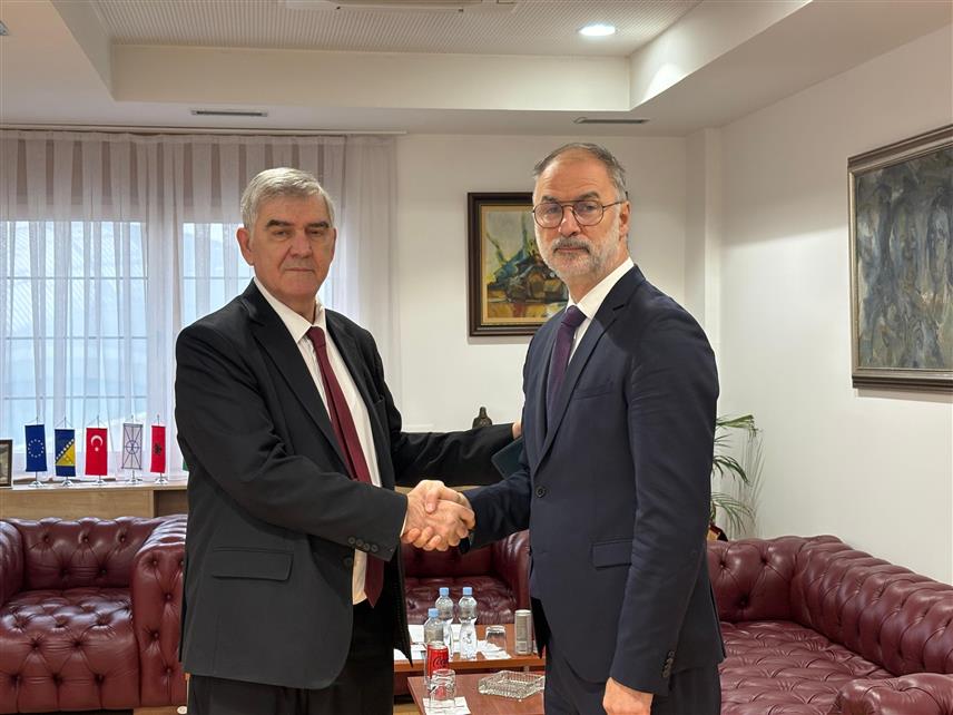 БЕОГРАД, 17. ДЕЦЕМБРА /СРНА/ - Министар за људска и мањинска права и друштвени дијалог Србије Демо Бериша и потпредсједник македонске владе Иван Стоилковић разговарали су данас о унапређењу билатералне сарадње у областима од заједничког интереса.