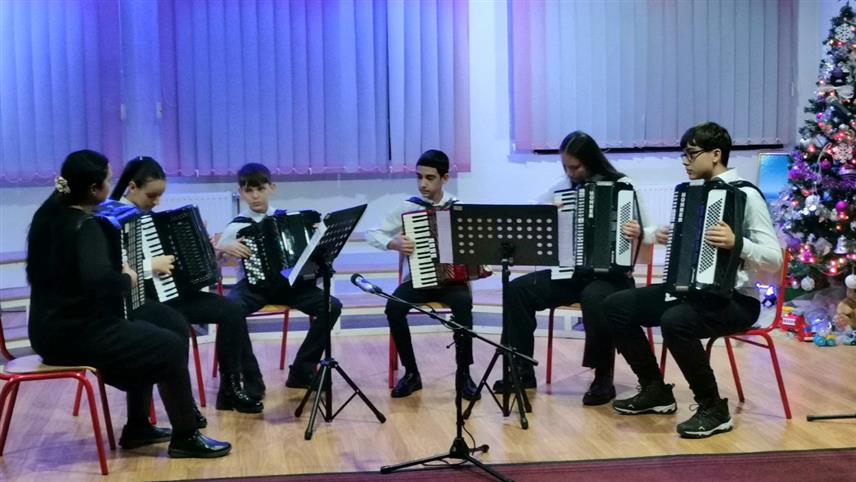 ДОБОЈ, 17. ДЕЦЕМБРА /СРНА/ - Ученици Основне музичке школе "Маркос Португал" из Добоја одржали су вечерас полугодишњи концерт на којем су своје музичко умијеће показали као солисти, у хору и у оркестрима.
