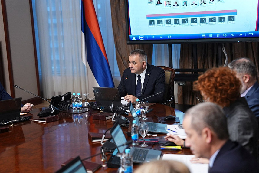 БАЊАЛУКА, 18. ДЕЦЕМБРА /СРНА/ - Сједница Владе Републике Српске у Бањалуци.