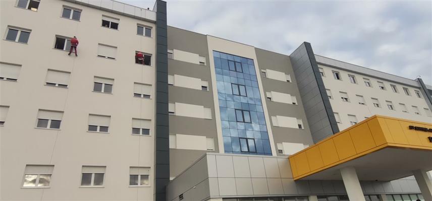 ДОБОЈ, 18. ДЕЦЕМБРА /СРНА/ - Чланови Спасилачког тима из Добоја данас су уручили новогодишње пакетиће дјеци хоспитализованој у добојској Болници "Свети апостол Лука".