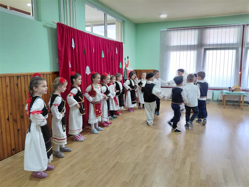 ВЛАСЕНИЦА, 18. ДЕЦЕМБРА /СРНА/ - У сусрет Никољдану, крсној слави обданишта "Први кораци" у Власеници, дјеца су извела културно-забавни програм.