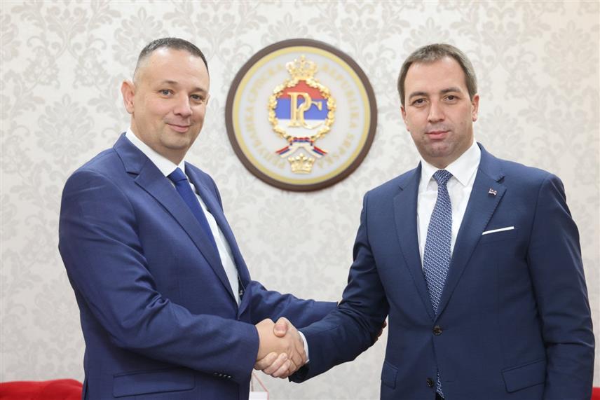 БАЊАЛУКА, 18. ДЕЦЕМБРА /СРНА/ - Предсједник СПС-а Горан Селак састао се са привредником Борисом Ћосићем, који је данас званично приступио овој партији.