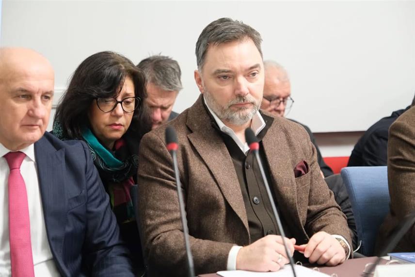 БЕЧ, 18. ДЕЦЕМБРА /СРНА/ – На састанку Министарског савјета Енергетске заједнице у Бечу данас није усвојен закључак којим се осуђује "агресија Руске Федерације на Украјину", јер је о томе одбио да гласа министар спољне трговине и економских односа у Савјету министара Сташа Кошарац.	
